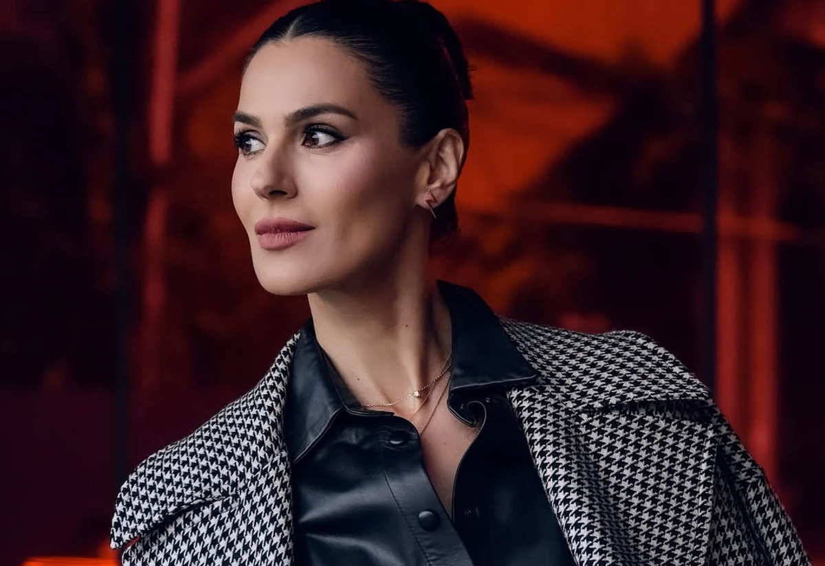 Маша Єфросиніна позує для фото