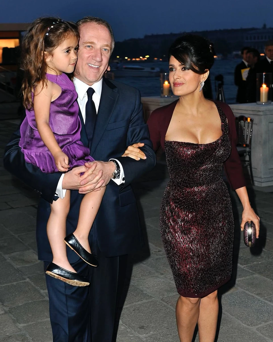 Сальма Хаєк з декольте попозувала з чоловіком і дочкою