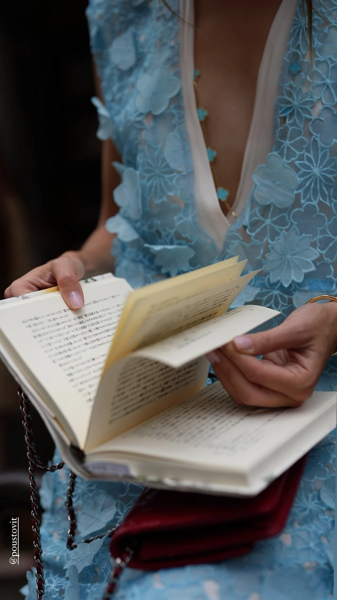 Онука Ротару з книжкою попозувала у ніжній сукенці в Японії