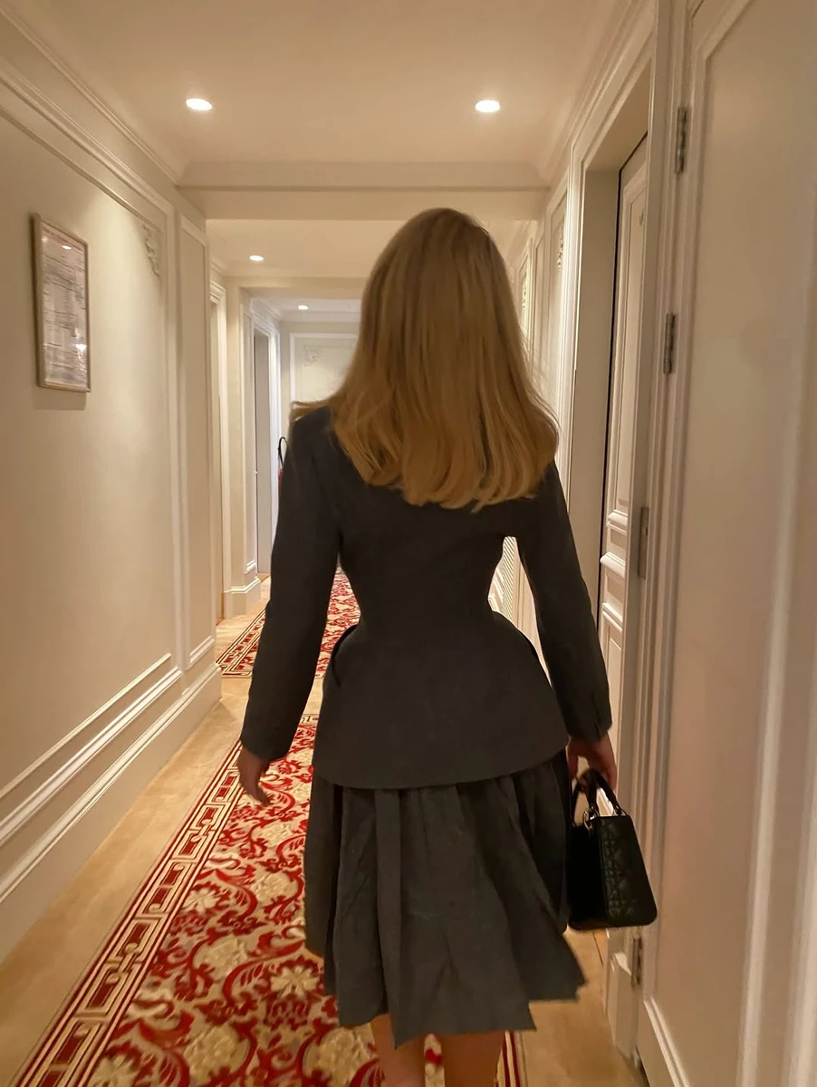 Сабріна Карпентер похвалилася тоненькою талією у стильному луці