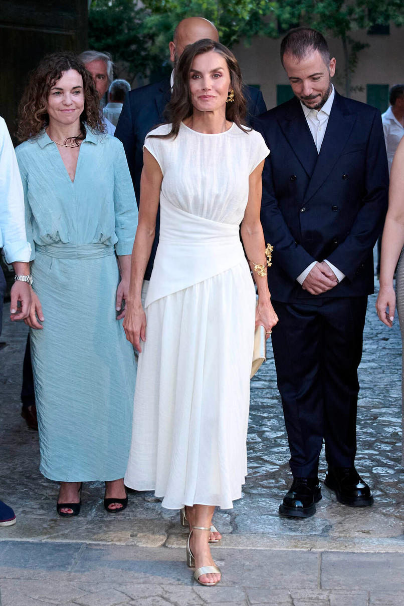 Королева Летісія попозувала у лляній сукні й браслеті у вигляді листків