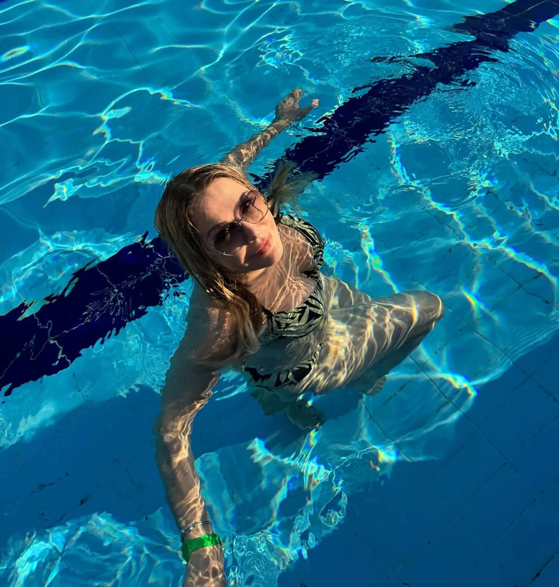 Ольга Сумська у купальнику поплавала у басейні