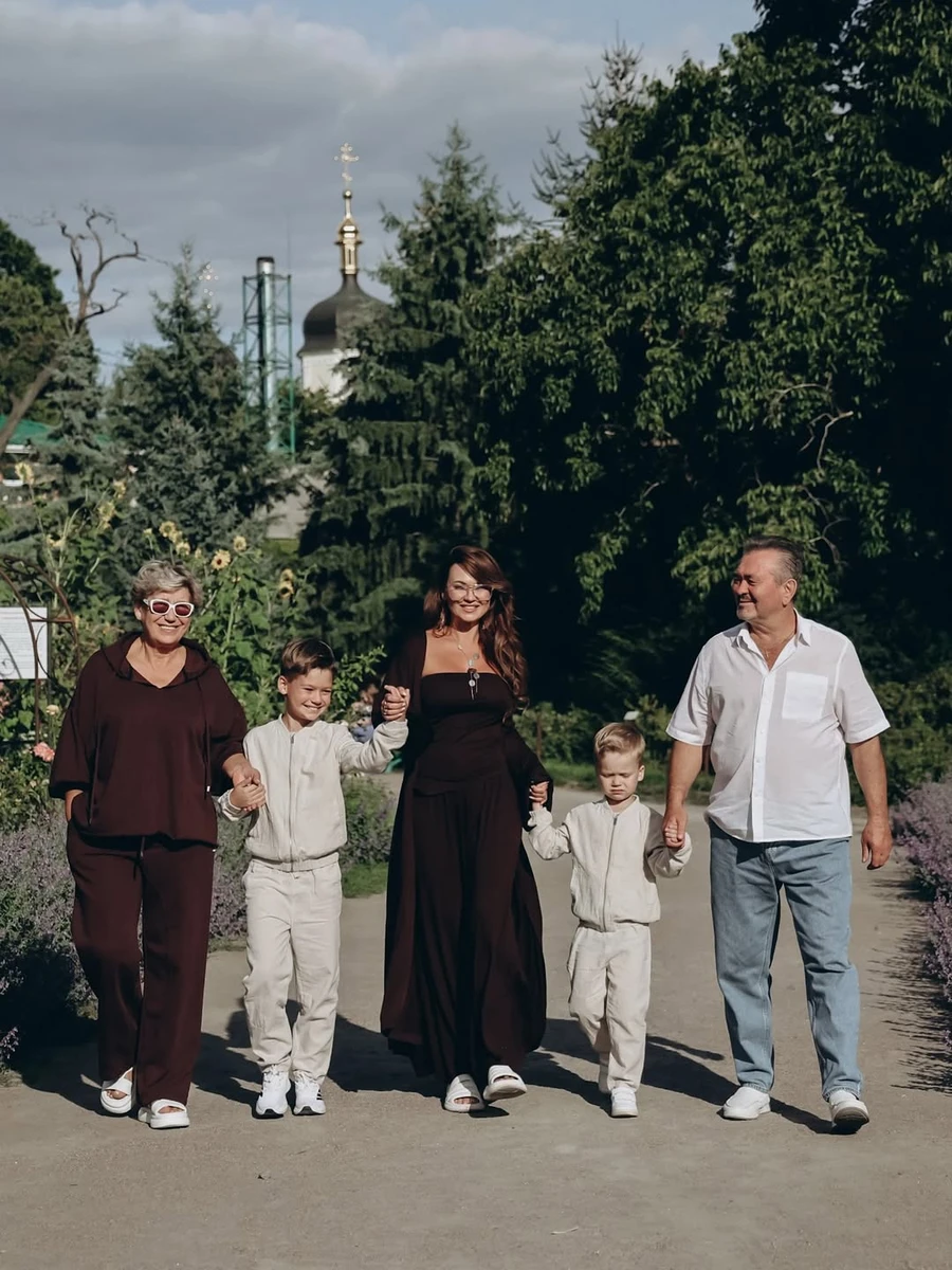 Анна Саліванчук з мамою, татом і синами за ручку попозувала на природі