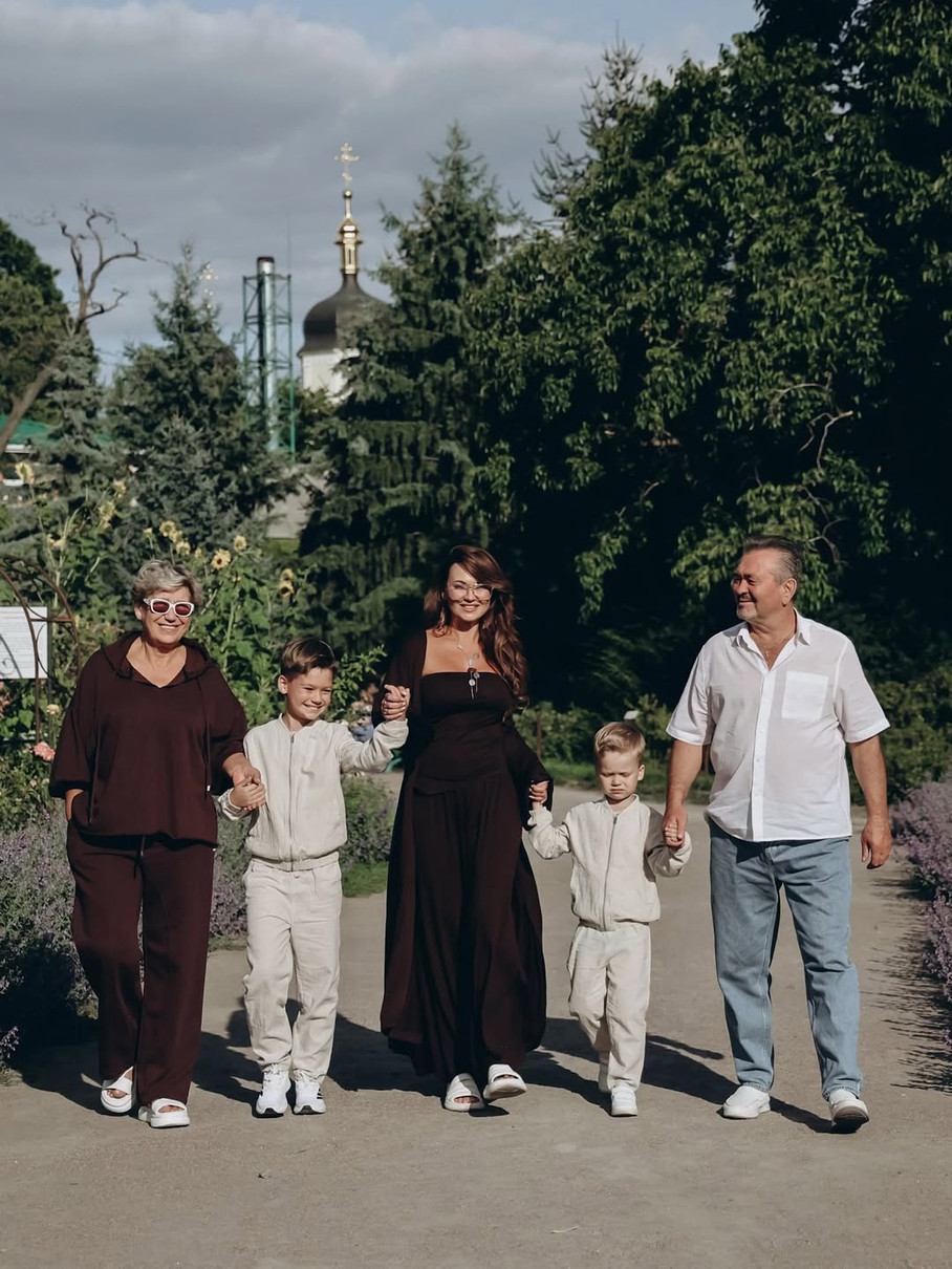 Анна Саліванчук з мамою, татом і синами за ручку попозувала на природі