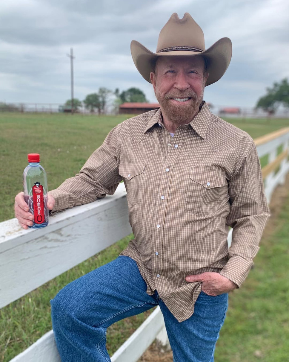 Чак Норріс позує у капелюсі