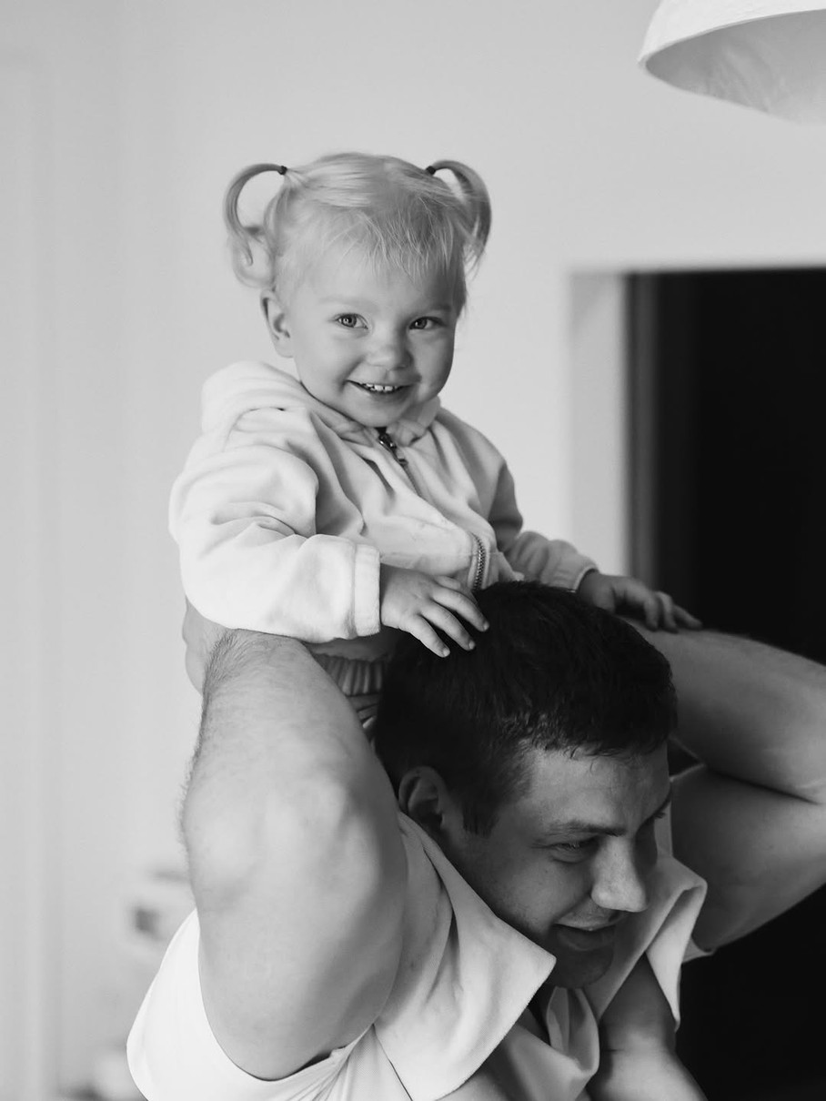 Саша Бо показала дочку з двома хвостиками на руках у тата