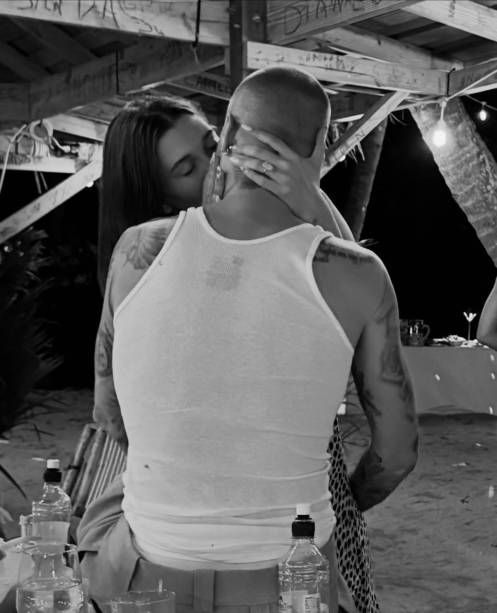 Джастін і Хейлі Бібер замилували цілунком на пляжі