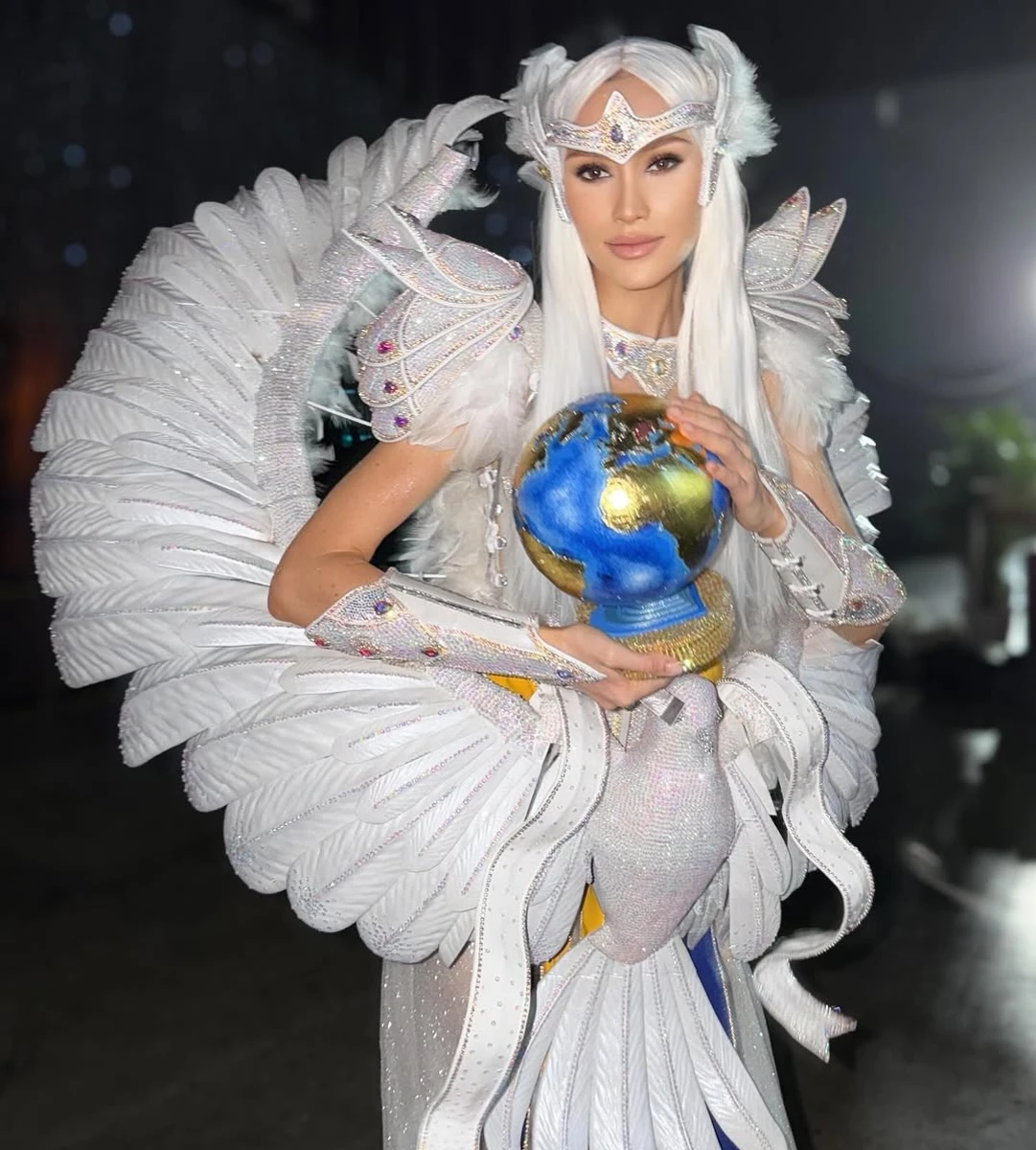 Міс Всесвіт Україна-2025 Софія Ткачук в образі голуба миру постала на конкурсі