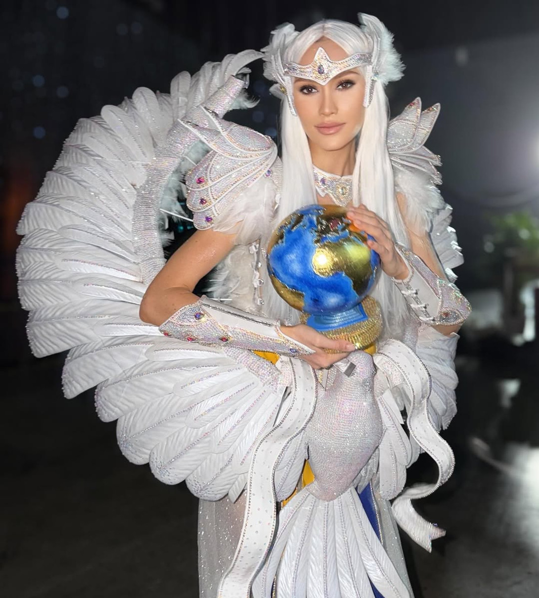 Міс Всесвіт Україна-2025 Софія Ткачук в образі голуба миру постала на конкурсі