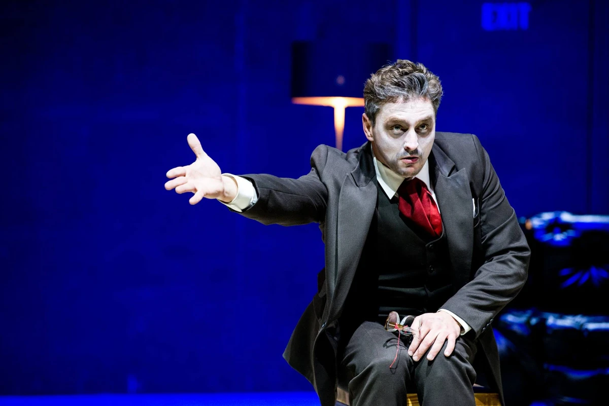 Вʼячеслав Довженко на сцені театру