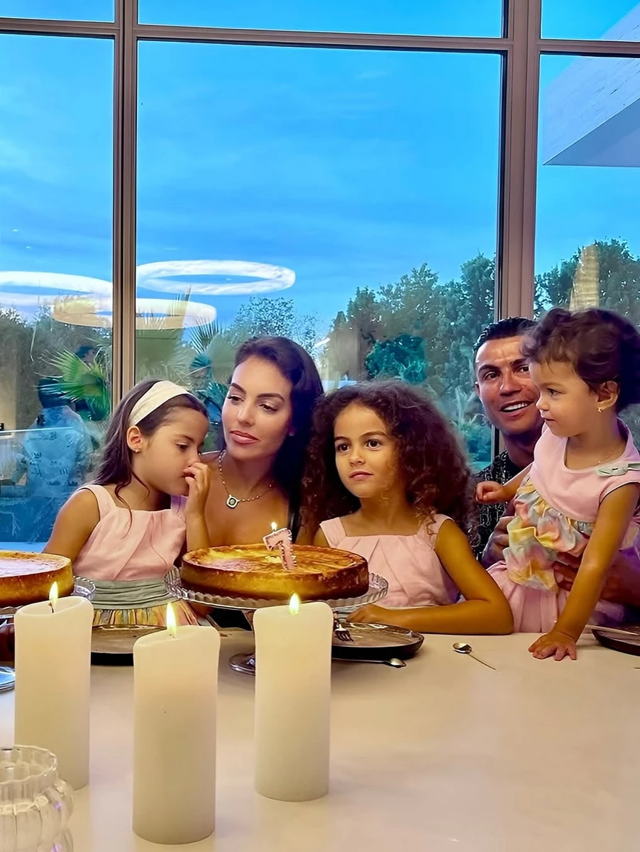 Кріштіану Роналду привітав своїх жінок з 8 березня