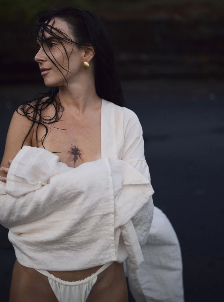 Інна Мірошниченко прикрила груди на фото топлес