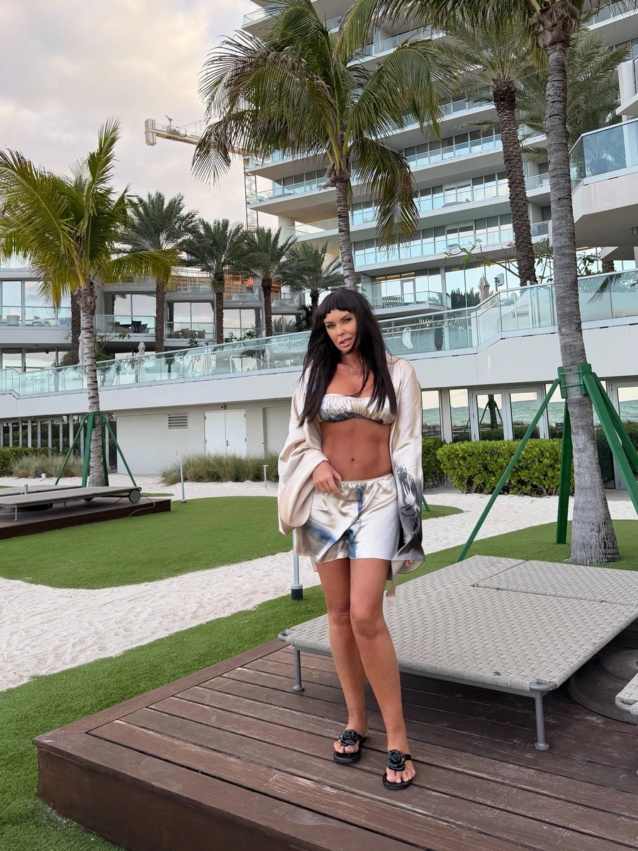 Ассія Ахат оголила живіт і ноги