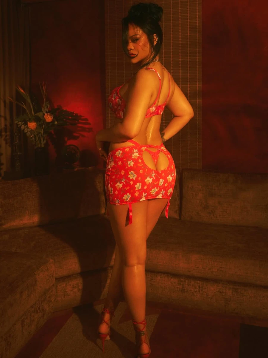 Ріанна показала дупцю у звабному спідньому