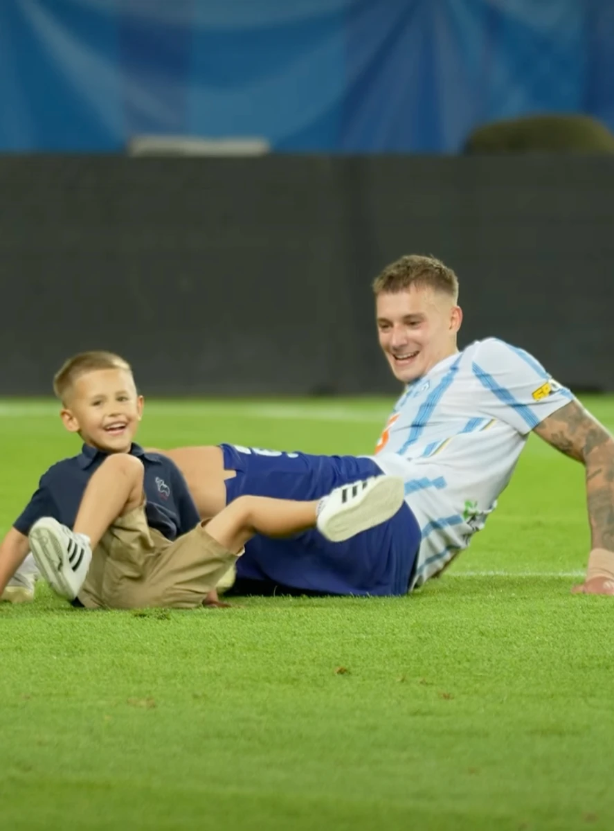 Володимир Бражко розважився з сином Даші Квіткової на футболі