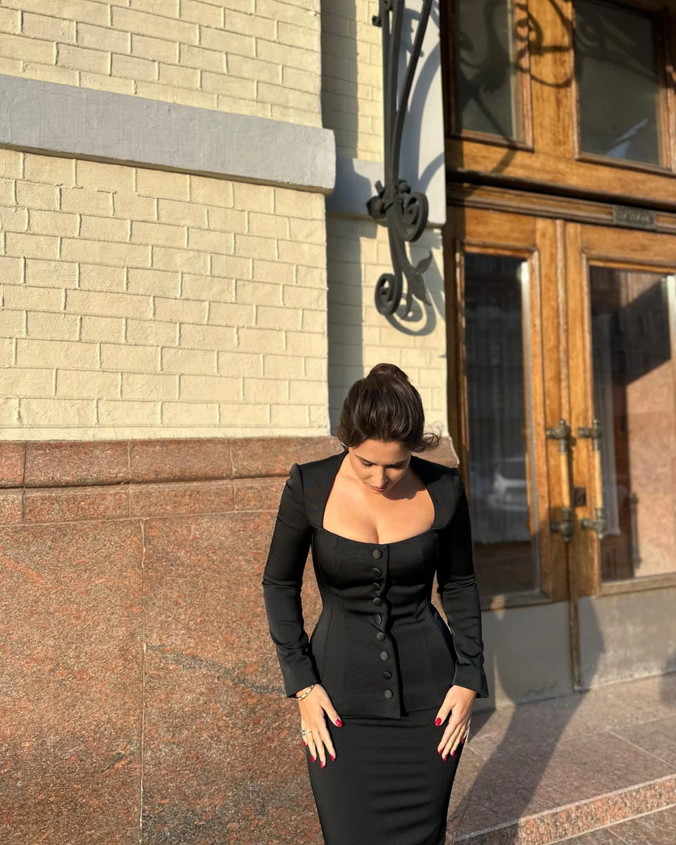 Для культурного вечора Філатова обрала чорний тотал-лук