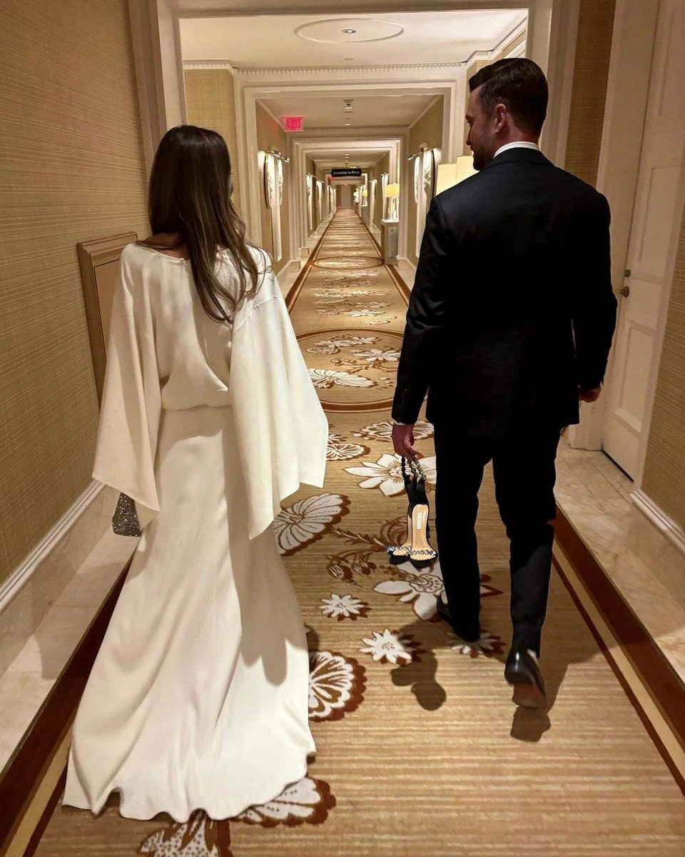 Джессіці також пишуть, наскільки нерозважливо з її боку ходити босоніж по готельних килимах, що кишать мікробами