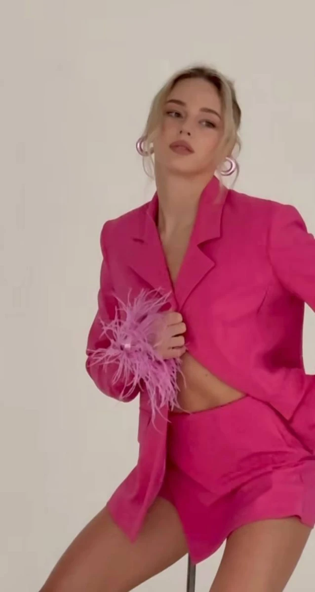 Білодід у гламурному луці вигнулася для зйомки 