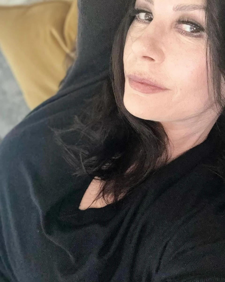 Зірка, якій у вересні буде 55, показала природну красу зблизька 