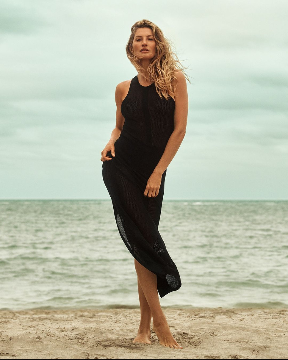 Супермодель Жіхель Бюндхен у чорній сукні на пляжі