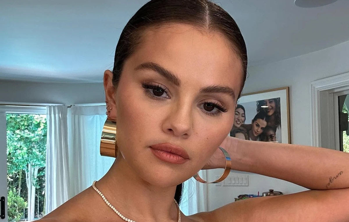 Селена Гомес робить селфі