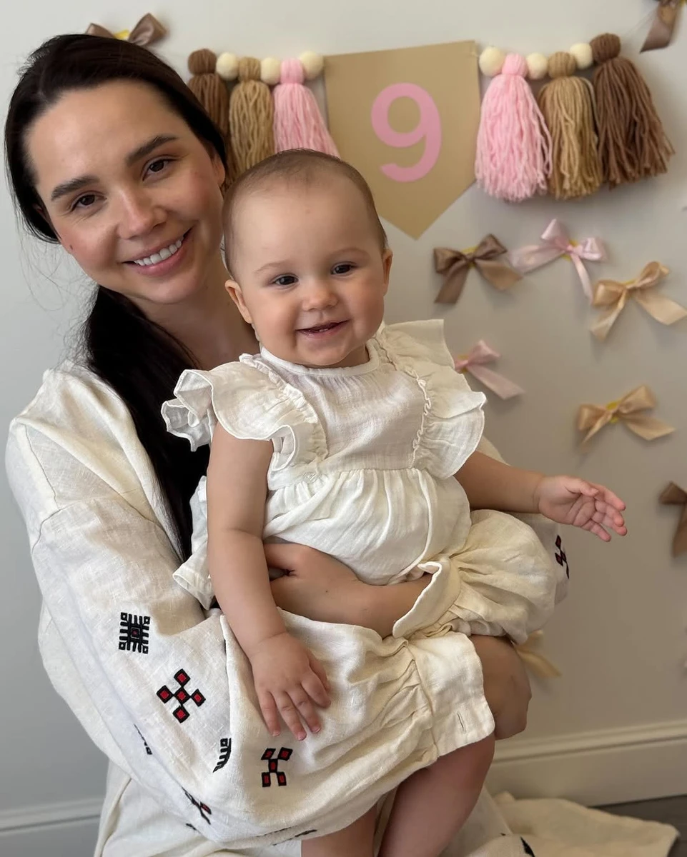 Наталія Татарінцева з посмішкою потримала дочку на руках