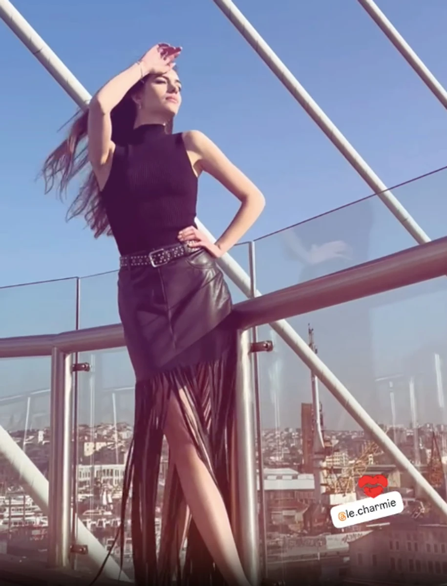 Олександра Кучеренко у шкіряній спідниці знялася на тлі міста