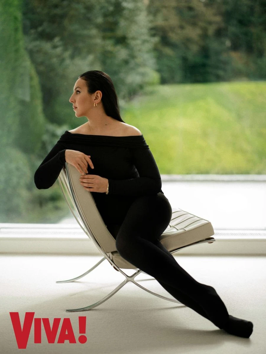 Джамала у чорному на тлі зелені