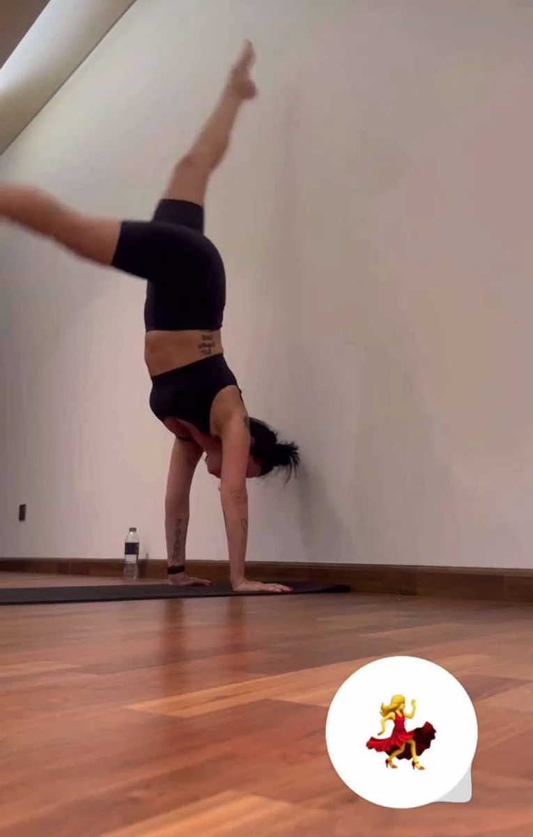 Горова у стійці на руках