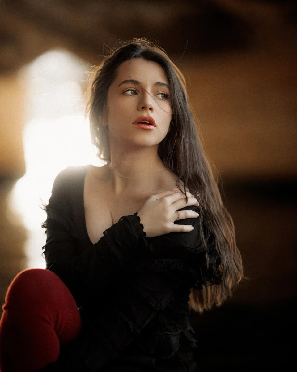 Христина Соловій з декольте попозувала у нічному Парижі