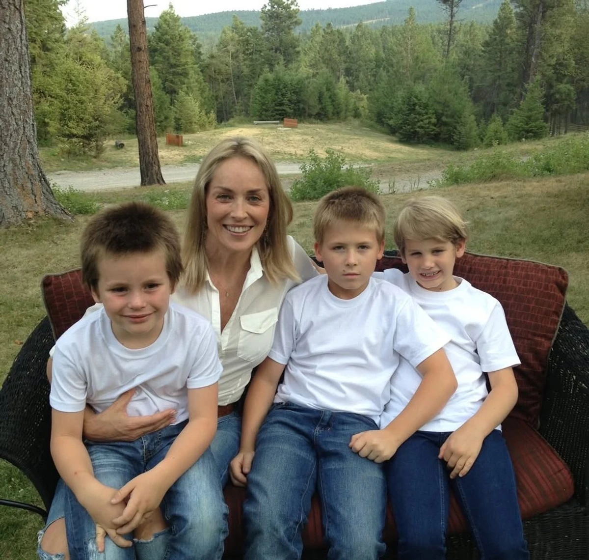 Шерон Стоун зі своїми прийомними синами