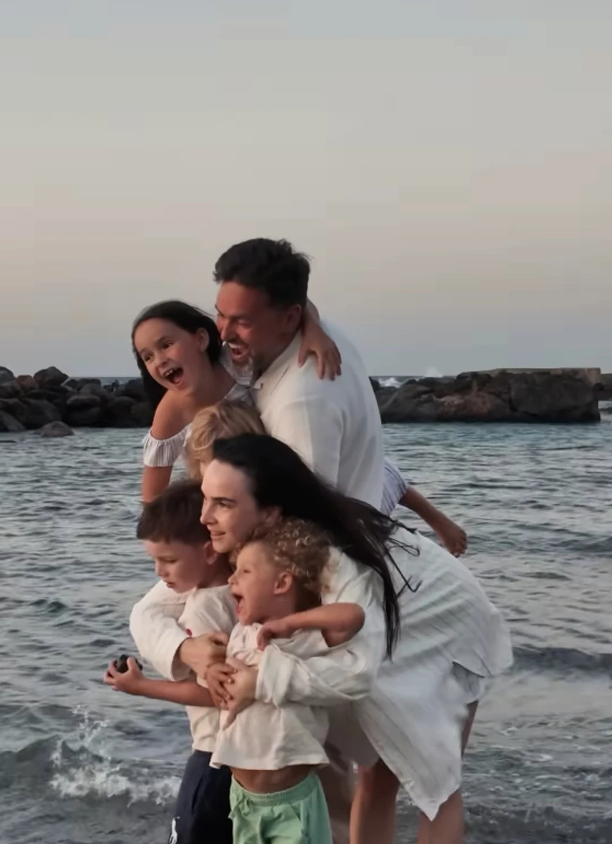 Тімур та Інна Мірошниченко пообіймали дітей біля моря