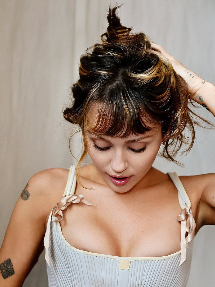 Майлі Сайрус у корсеті попозувала на сторінках глянцю