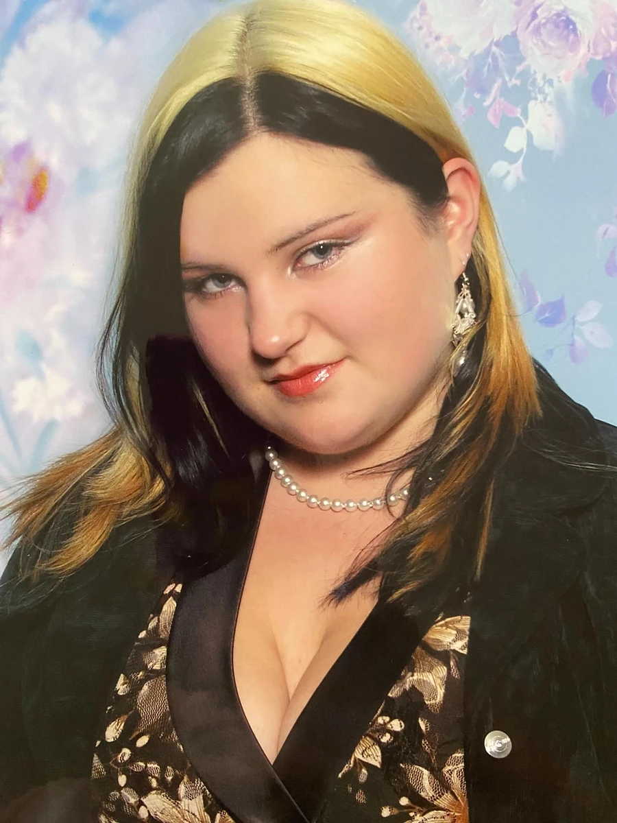 Реперка alyona alyona на шкільній віньєнтці