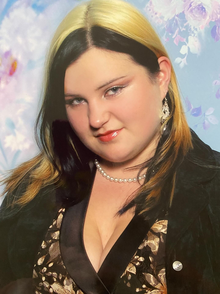 Реперка alyona alyona на шкільній віньєнтці