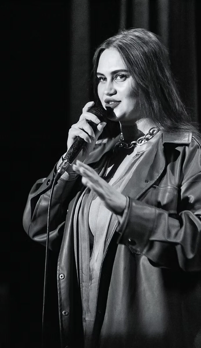 Алла Волкова на сцені із мікрофоном