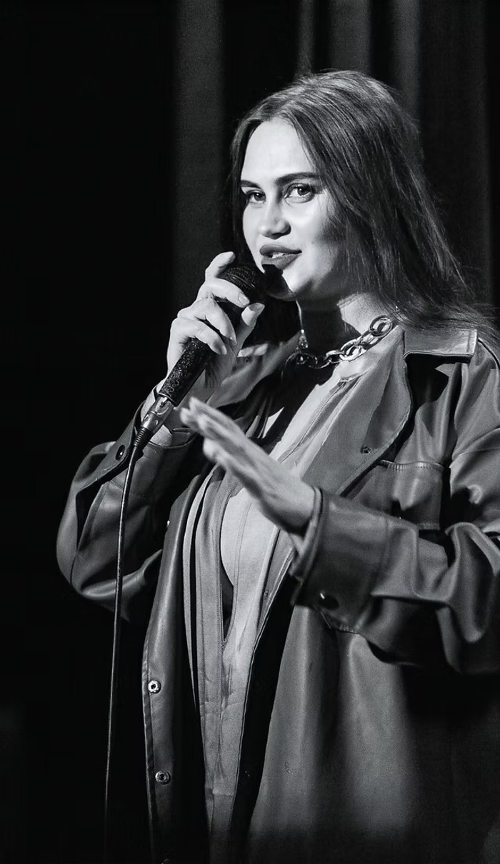 Алла Волкова на сцені із мікрофоном