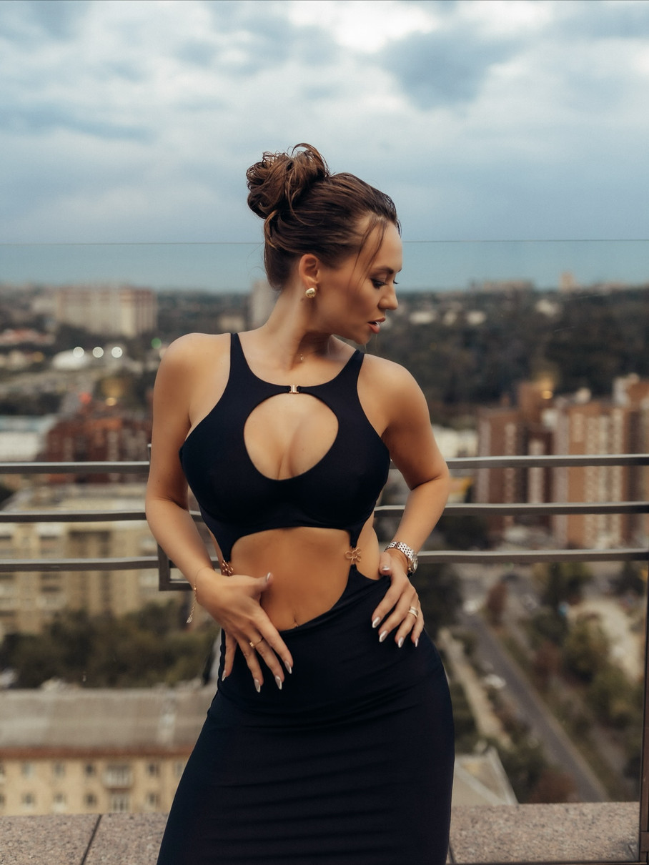 Анна Саліванчук у сексі сукні на даху