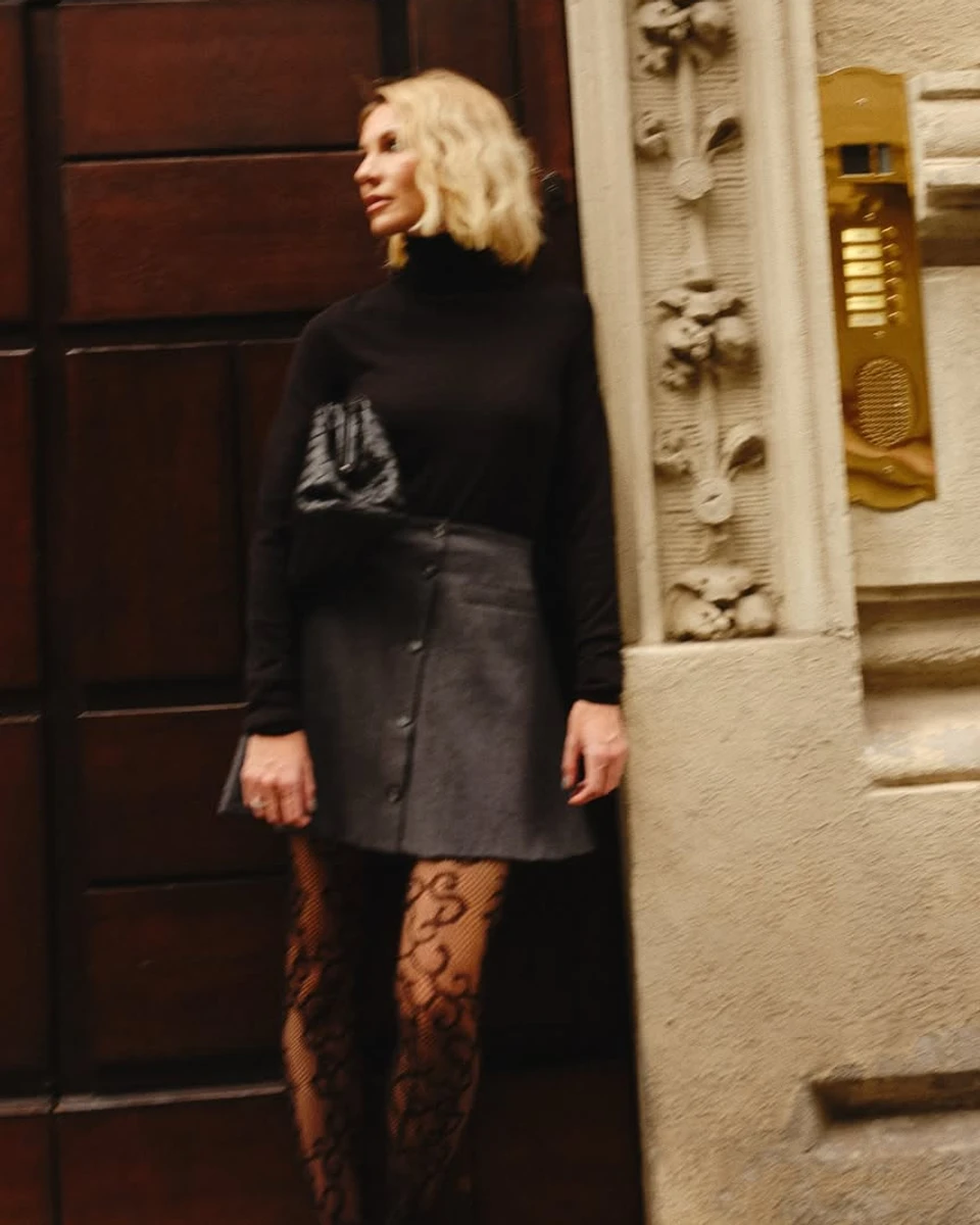 Єлизавета Юрушева у міні та з сітчастими колготками попозувала у Мілані