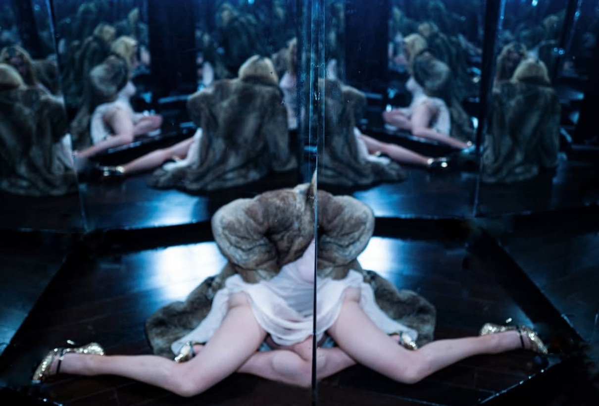 Мадонна на підлозі блиснула сідницями у звабному луці