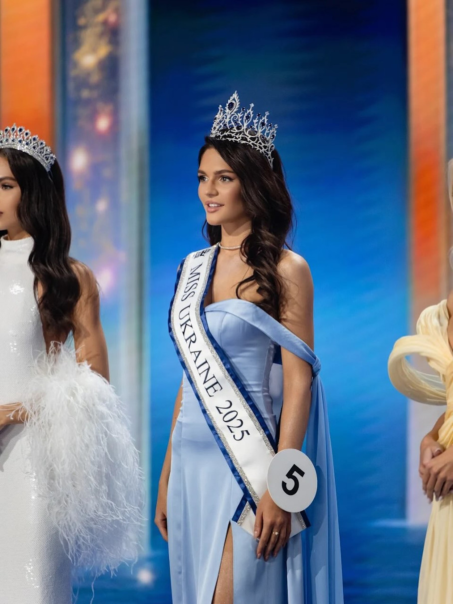 Корона цього року була особливо гарна і символічна