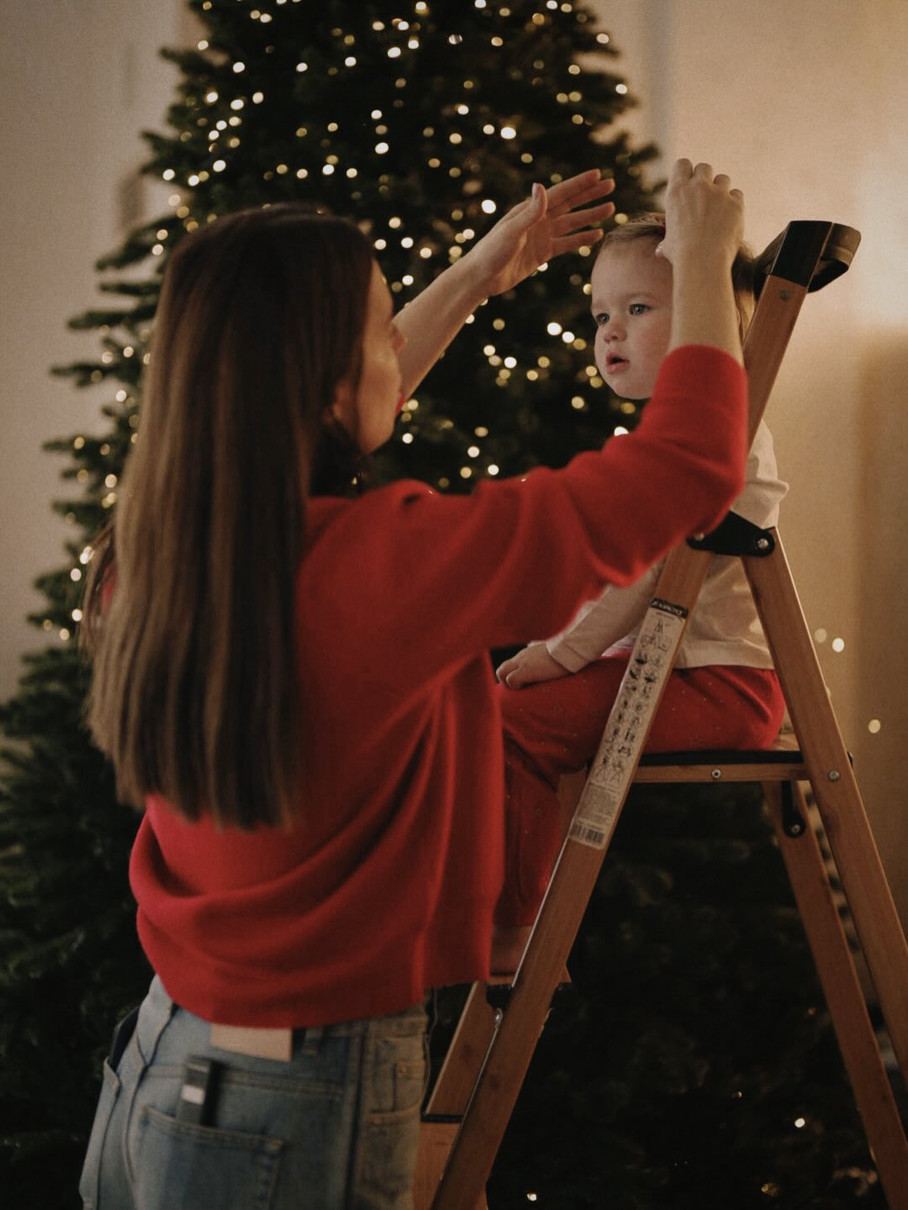 Дружина Усика наробила милих фото з дочкою біля ялинки