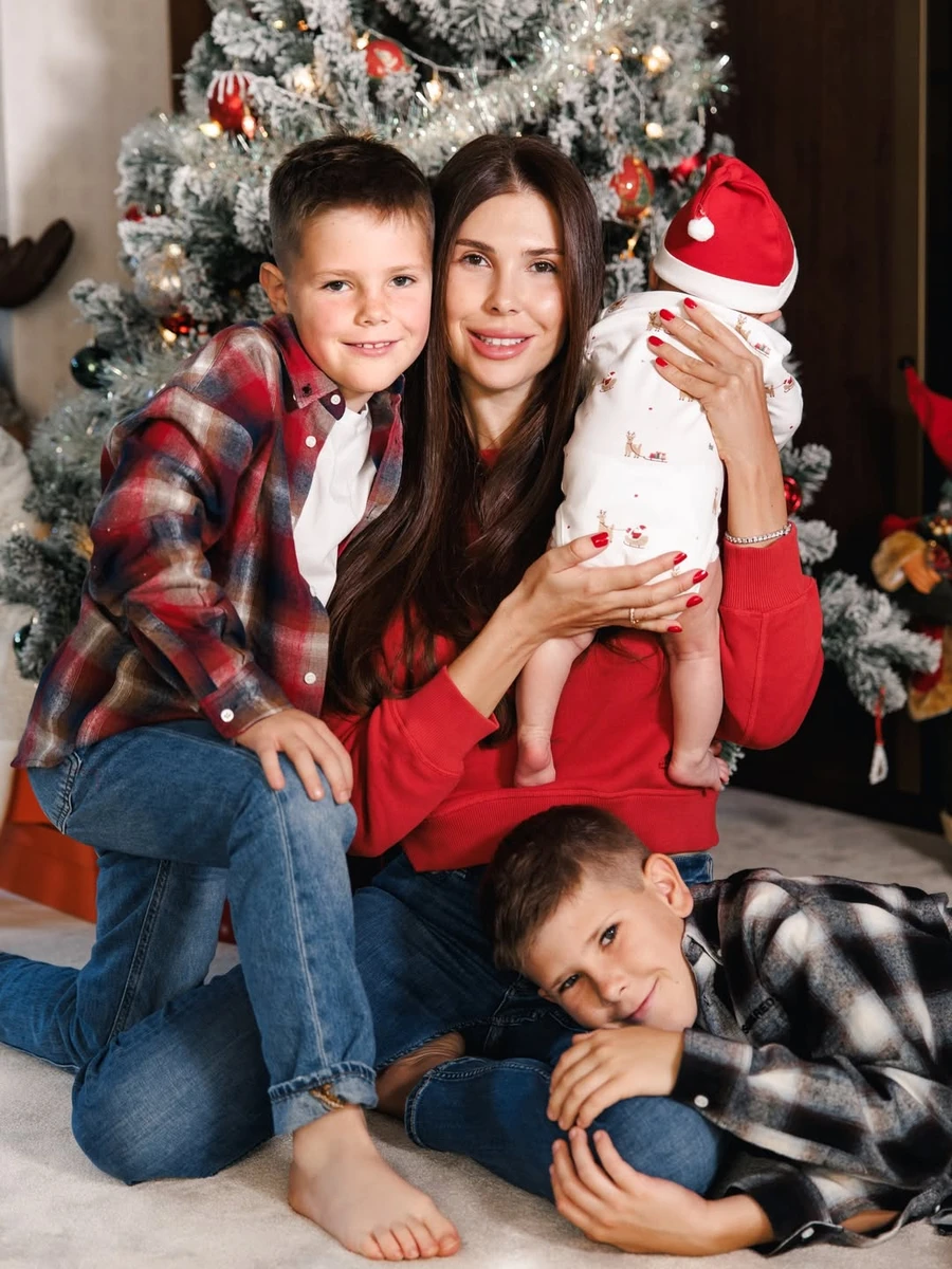 Дружина Реброва попозувала з їхніми синами біля ялинки