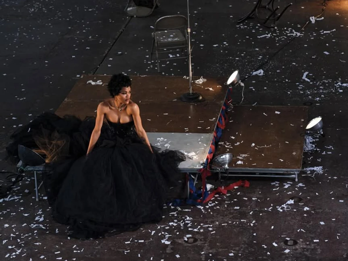 Теяна Тейлор посвітила бюстом у пишній сукні