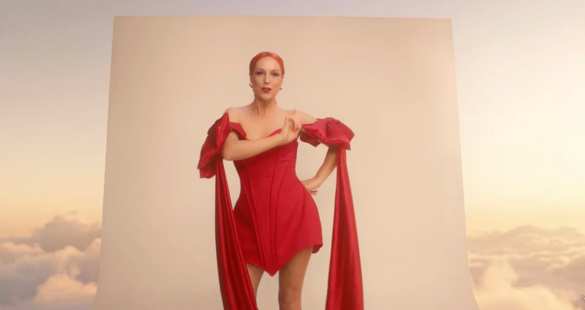 Світлана Тарабарова в ошатному міні потанцювала у кліпі