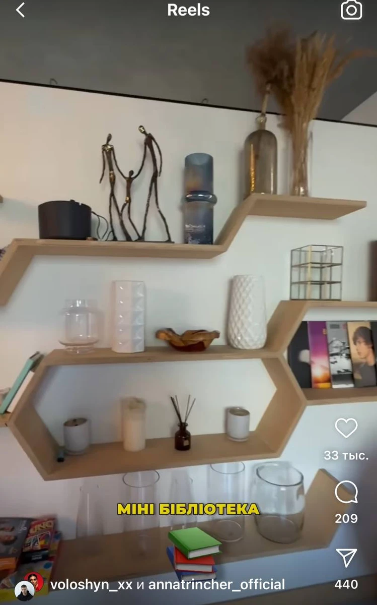 Коли вона називає це міні-бібліотекою, а він бачить всього 5 книжок