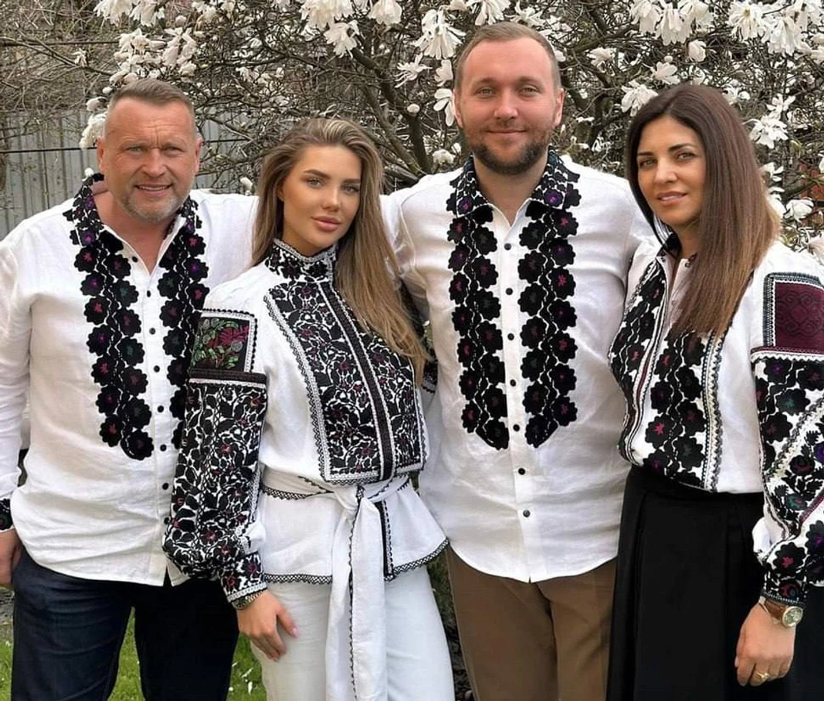 Сімейне фото Грінкевичів (діти Ольга і Роман посередині)