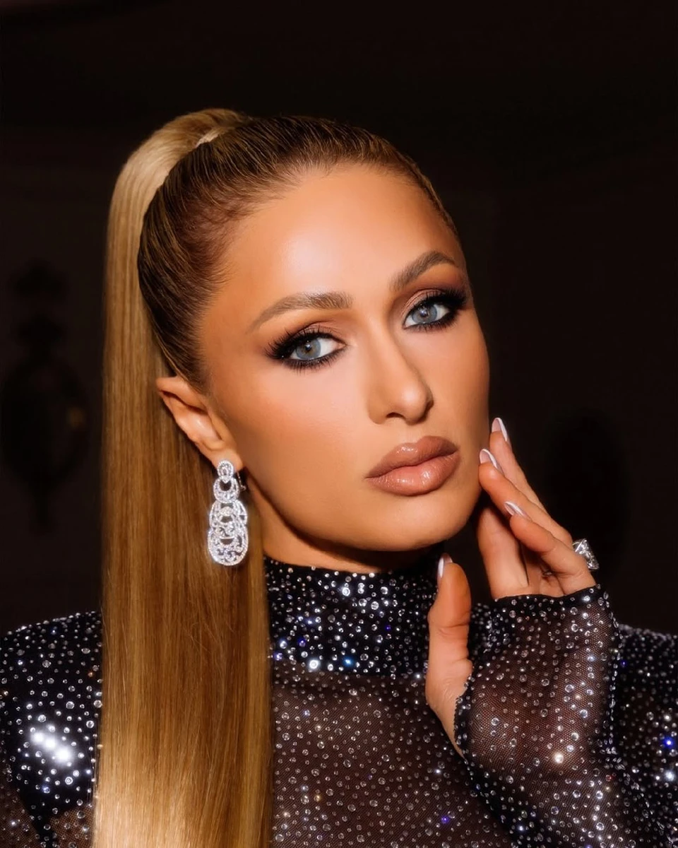 Періс Хілтон у чорній блискучій сукні