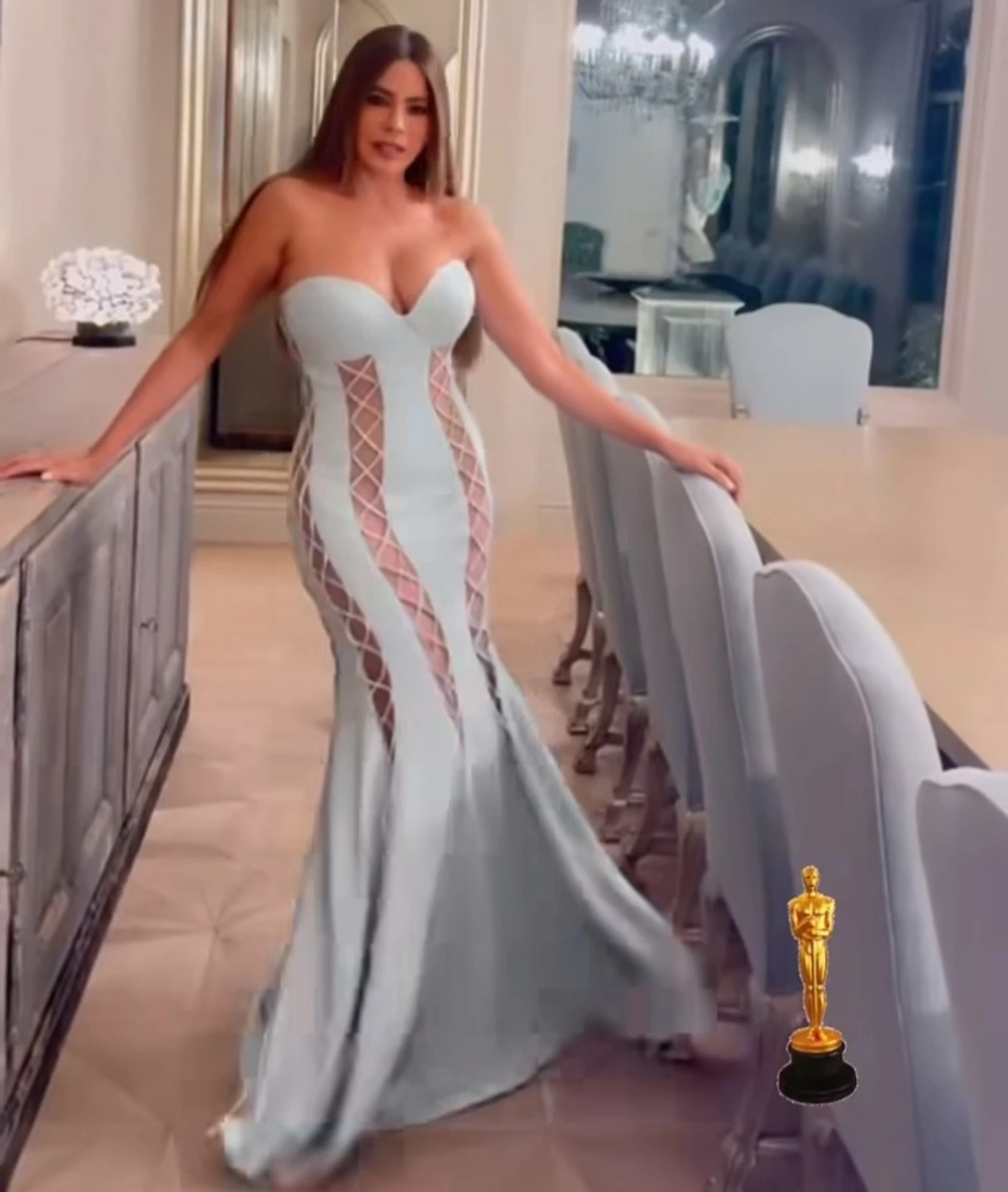 Вергара на вечірці Оскару приміряла обтислу сукню з декольте