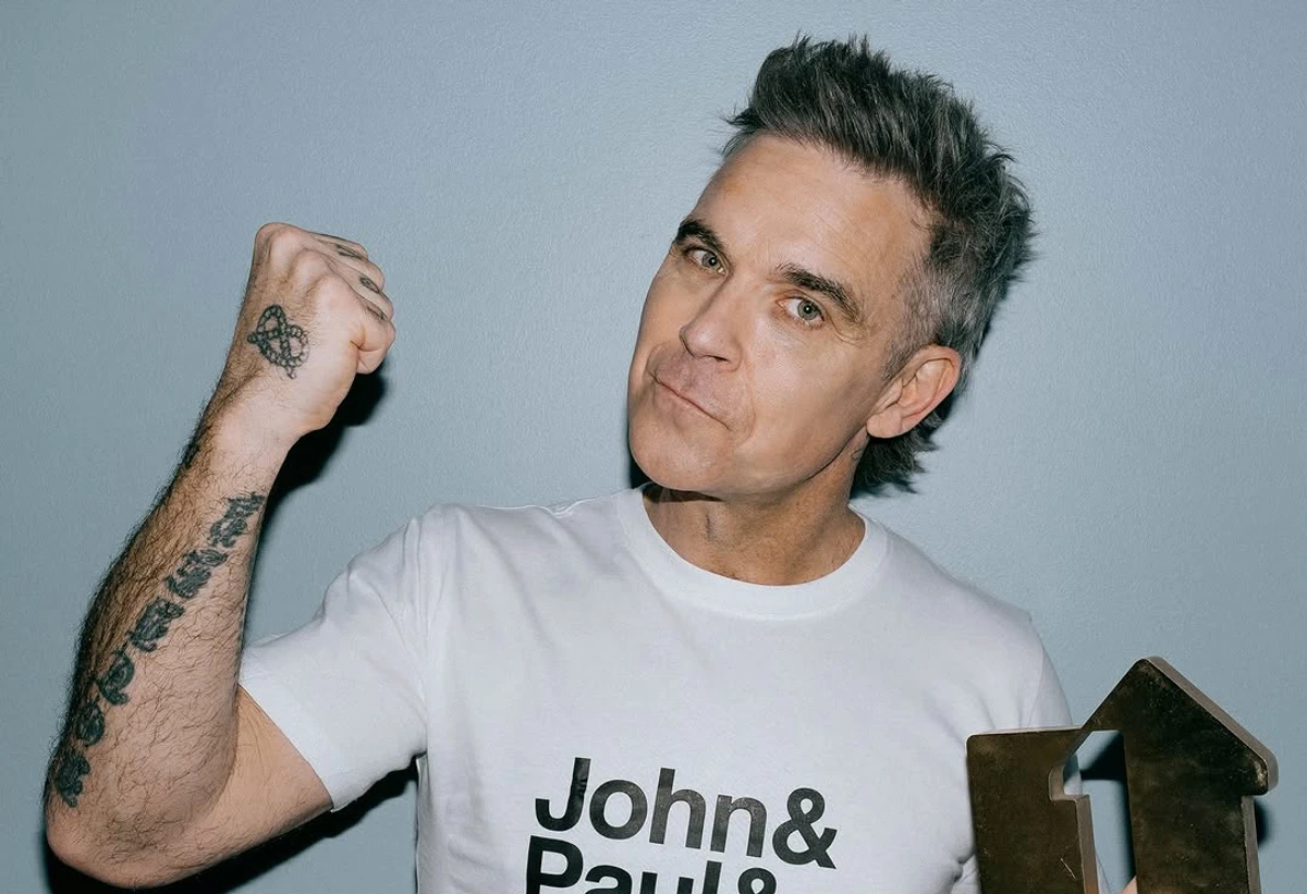 Роббі Вільямс із нагородою